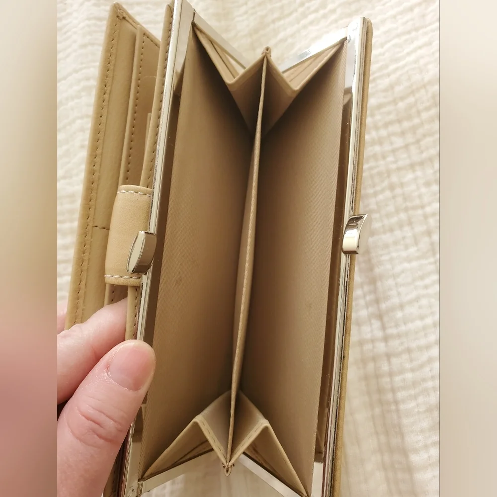 💎$3 WITH BUNDLE💎 Tan Leather Wallet